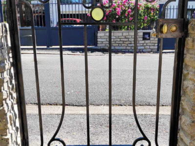 Portillon en fer forgé aux motifs colorés en résine d'Epoxy. Cet ouvrage a été réalisé par La Petite Enclume, entreprise de ferronnerie d'art et de métallerie fine en Côtes d'Armor