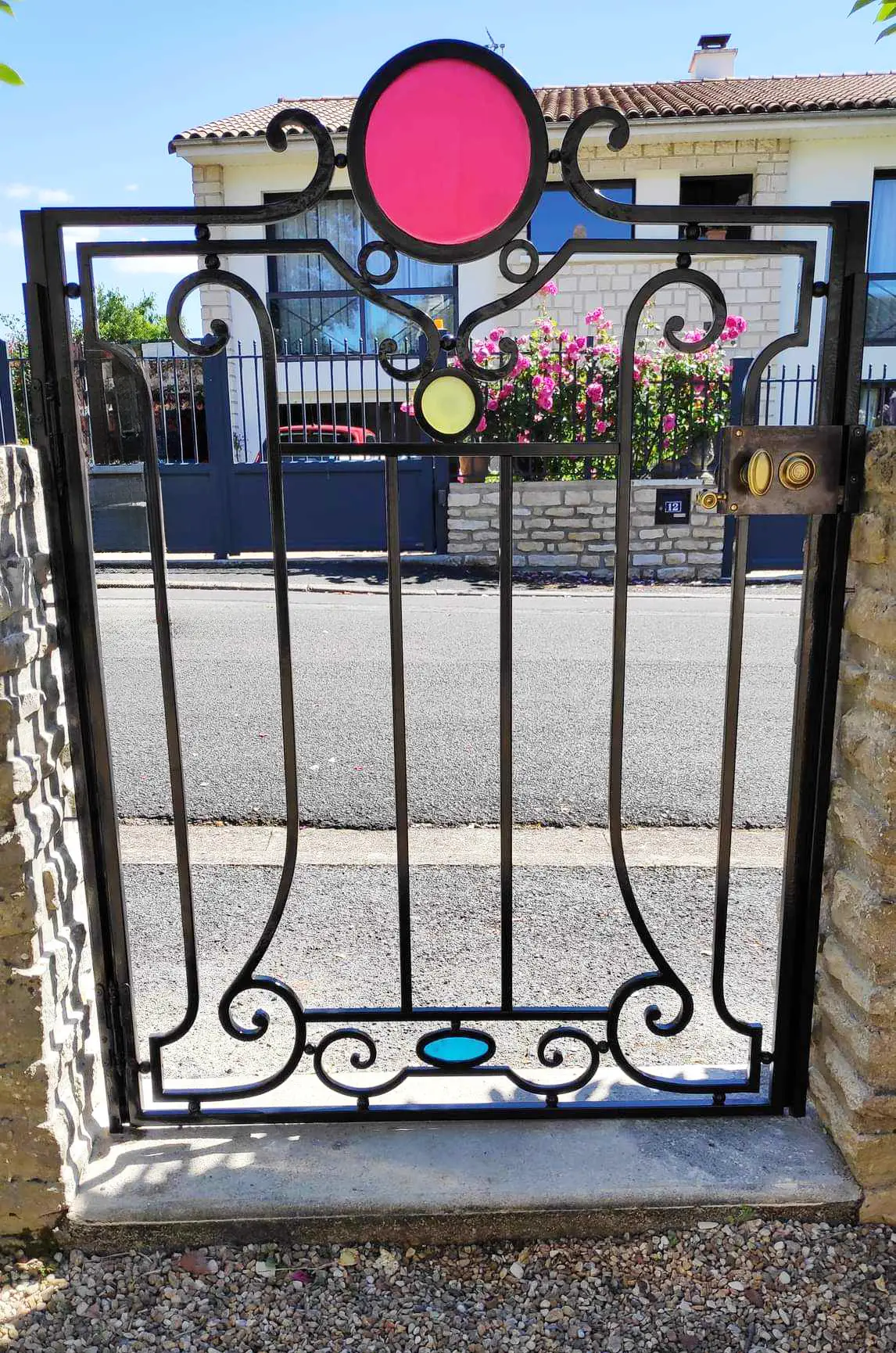 Portillon en fer forgé aux motifs colorés en résine d'Epoxy. Cet ouvrage a été réalisé par La Petite Enclume, entreprise de ferronnerie d'art et de métallerie fine en Côtes d'Armor