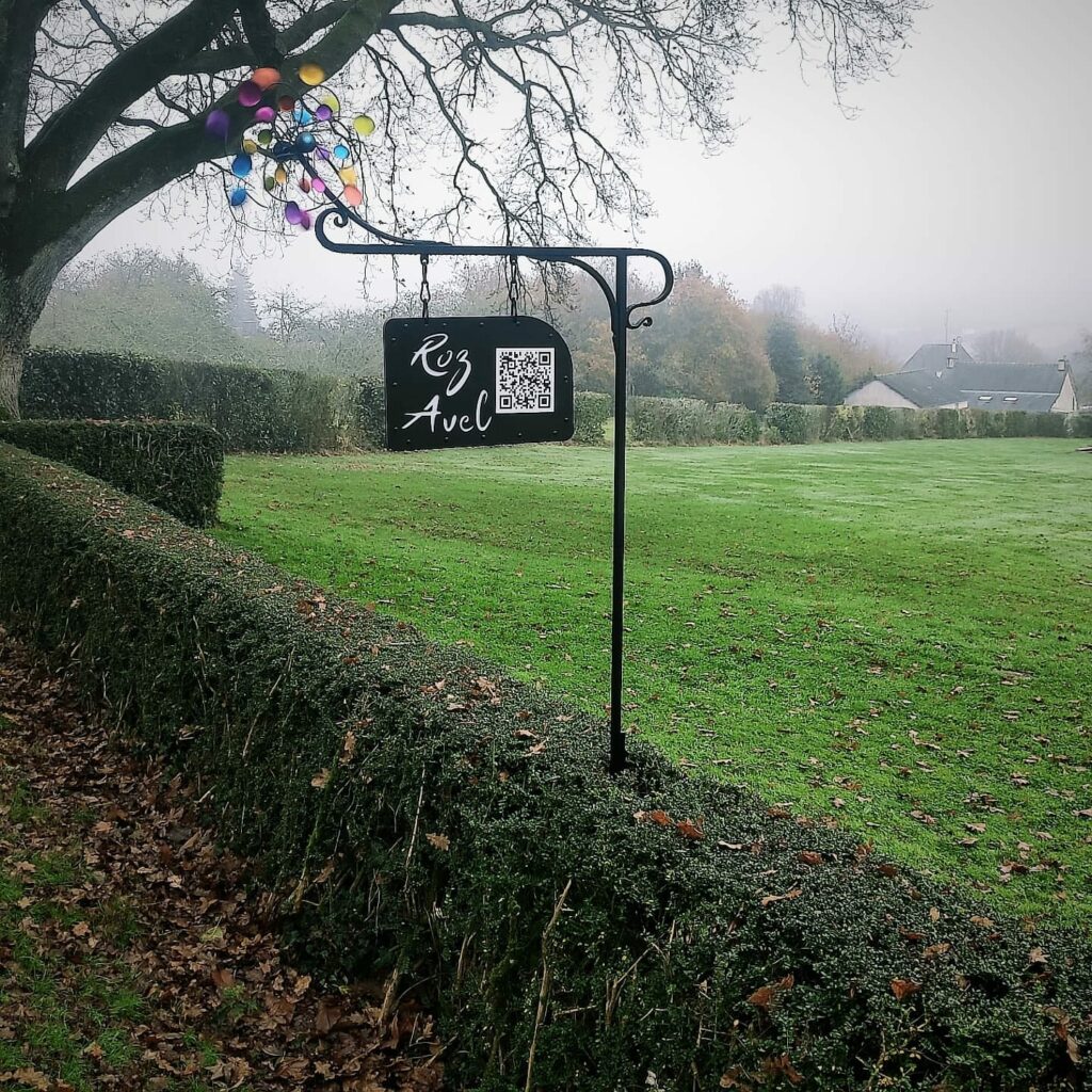 Potence réalisée pour un gîte en Bretagne. Cette pièce fait partie des créations sur mesure en ferronnerie pour votre extérieur.