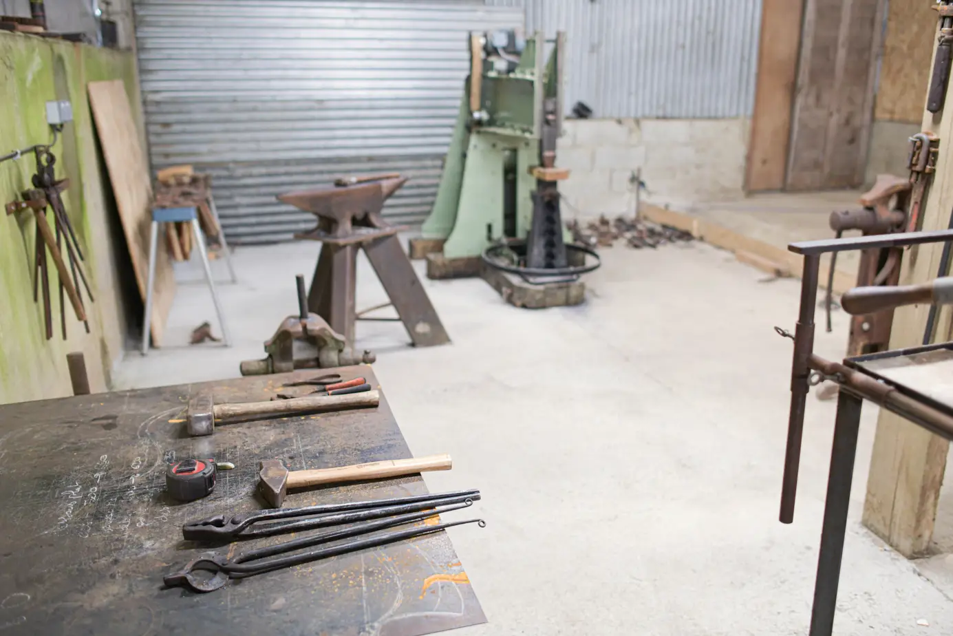 L'atelier de La Petite Enclume, entreprise de ferronnerie d'art et de métallerie fine en Côtes d'Armor