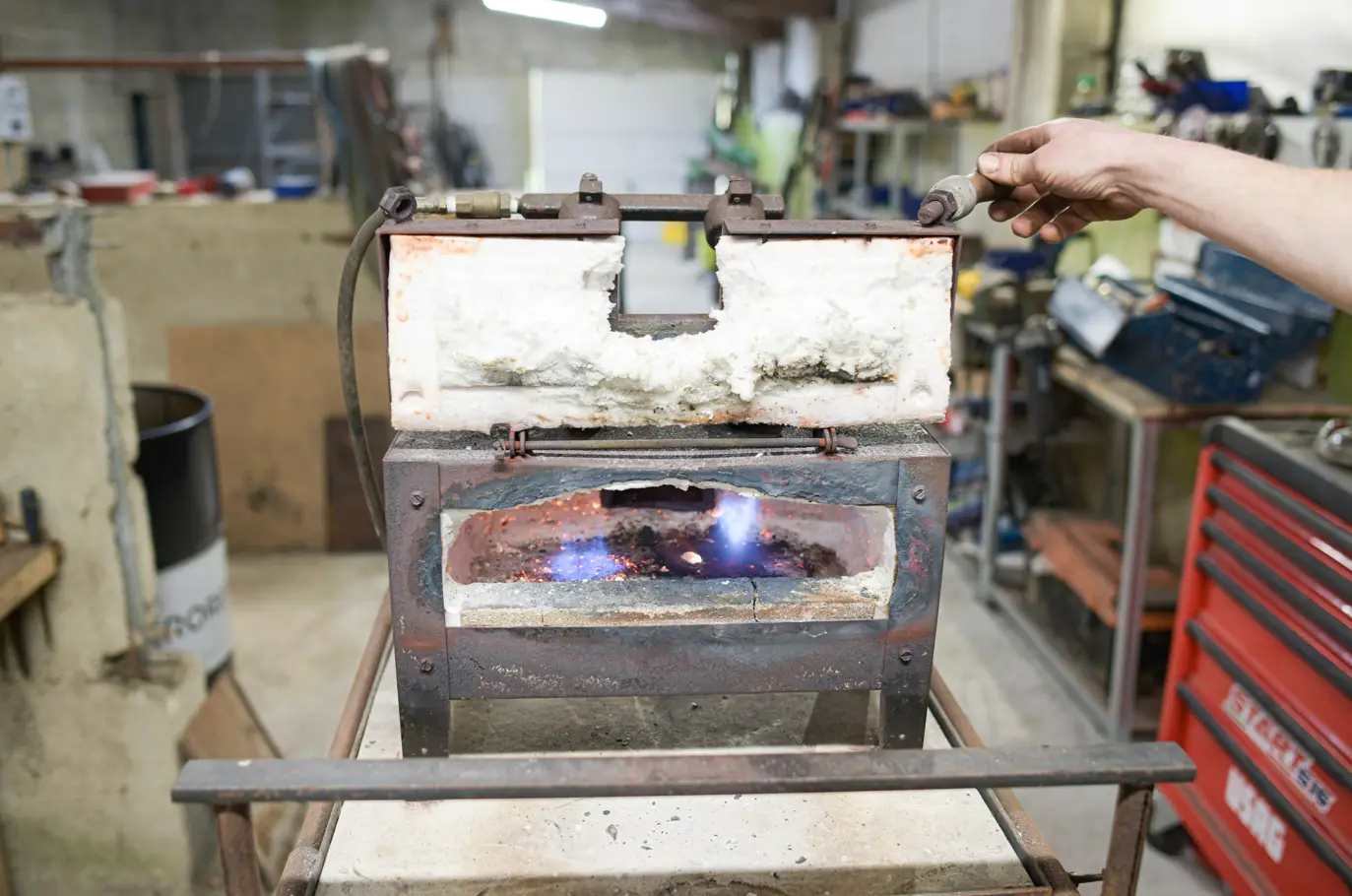 La Petite Enclume utilise une forge à gaz dans son atelier de ferronnerie d'art et de métallerie fine en Côtes d'Armor
