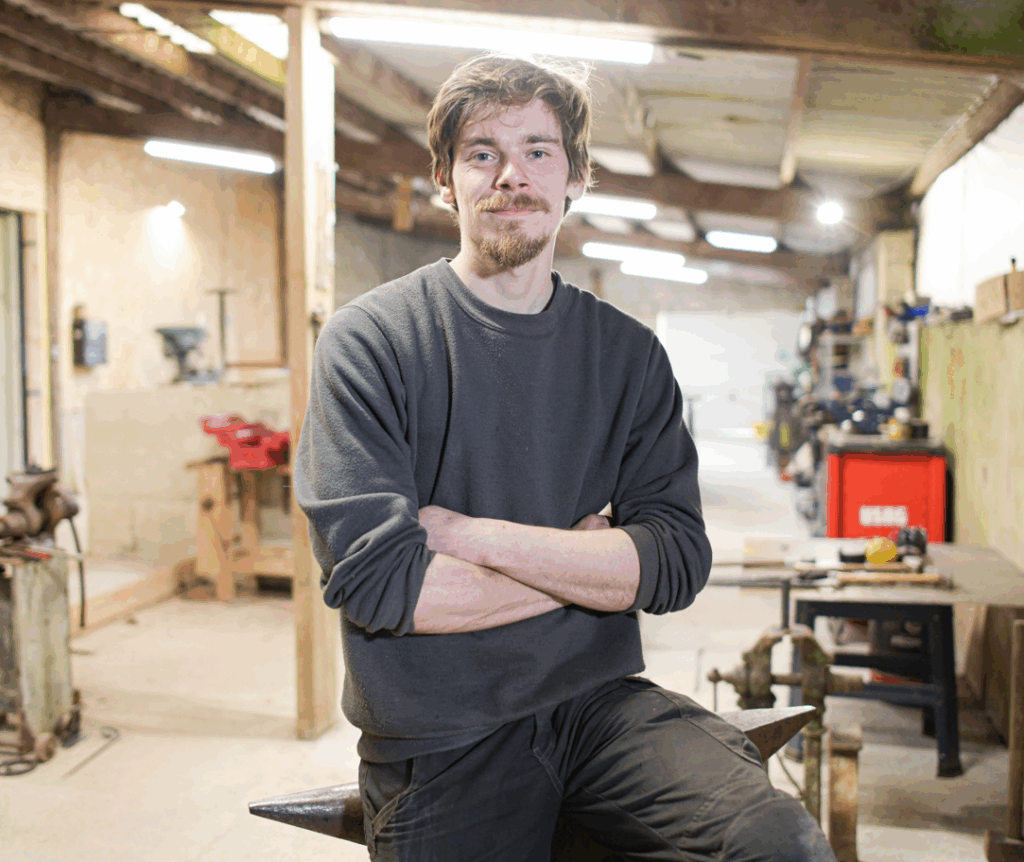 Nathanaël COLIN-RENARD, ferronnier d'art, a lancé son entreprise La Petite Enclume pour la réalisation d'ouvrages de ferronnerie d'art et de métallerie fine en Côtes d'Armor