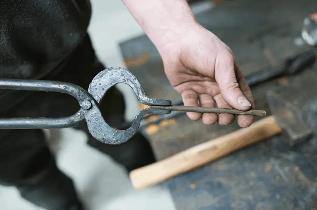 Durant le stage, vous apprendrez à manier les outils de forge ©WeCanDoo
