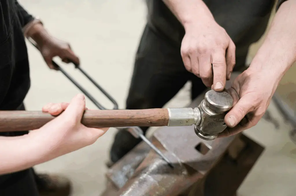 Durant le stage, vous apprendrez à manier les outils de forge ©WeCanDoo
