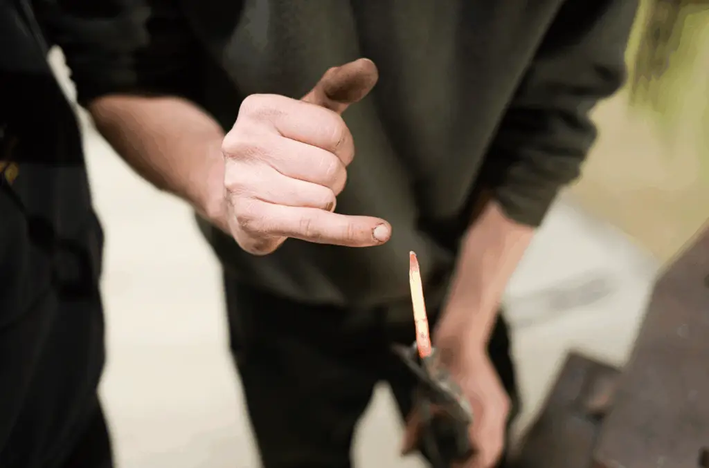 Tout au long de votre stage, Nathanaël vous accompagne dans la création de votre objet forgé ©WeCanDoo