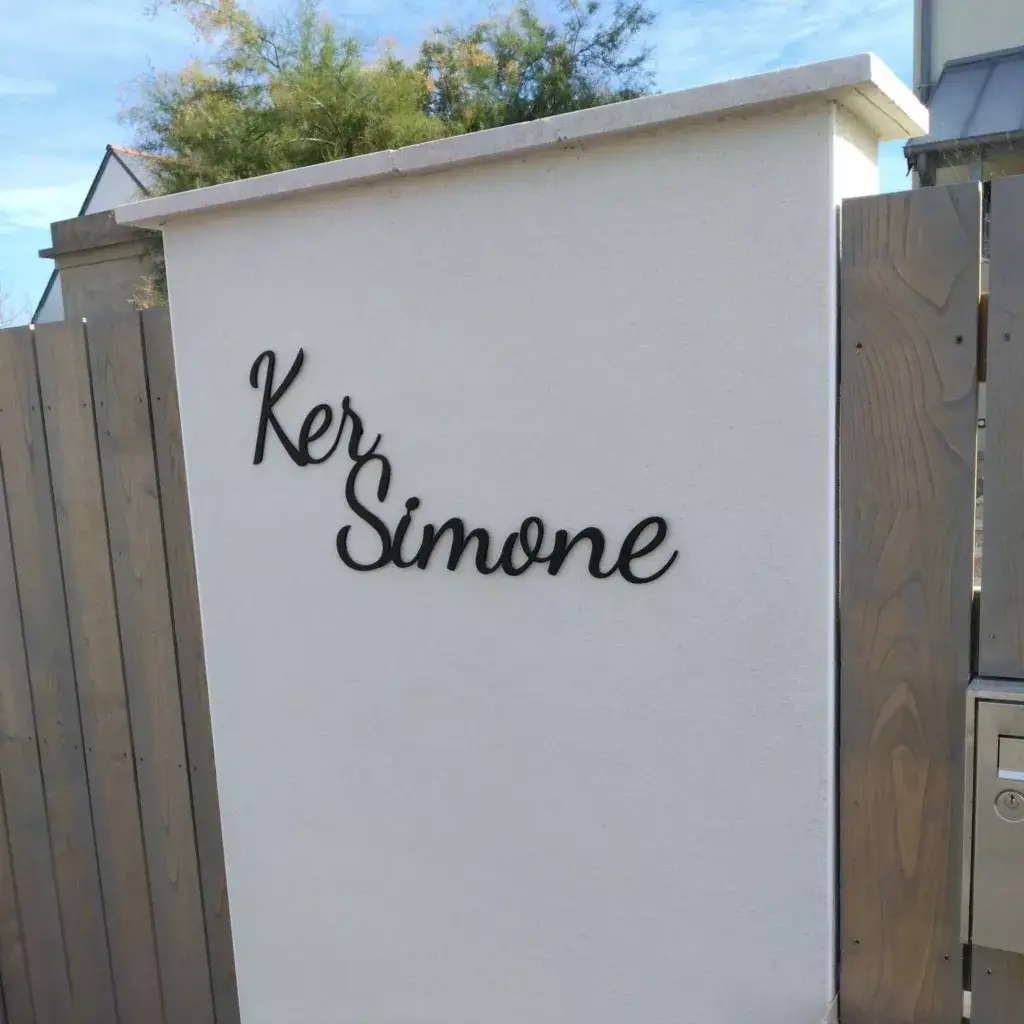 Enseigne en tôle découpée au laser et thermolaquée