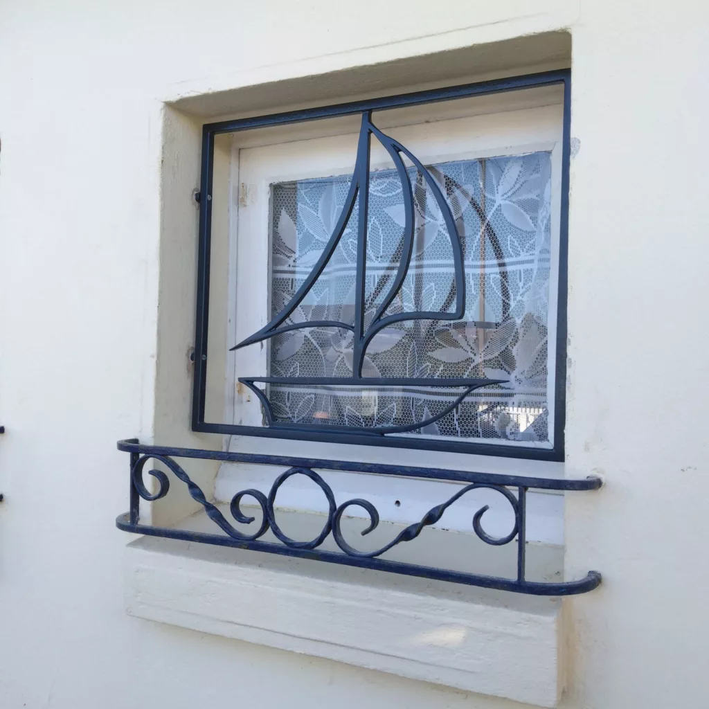 Bateau forgé pour grille décorative